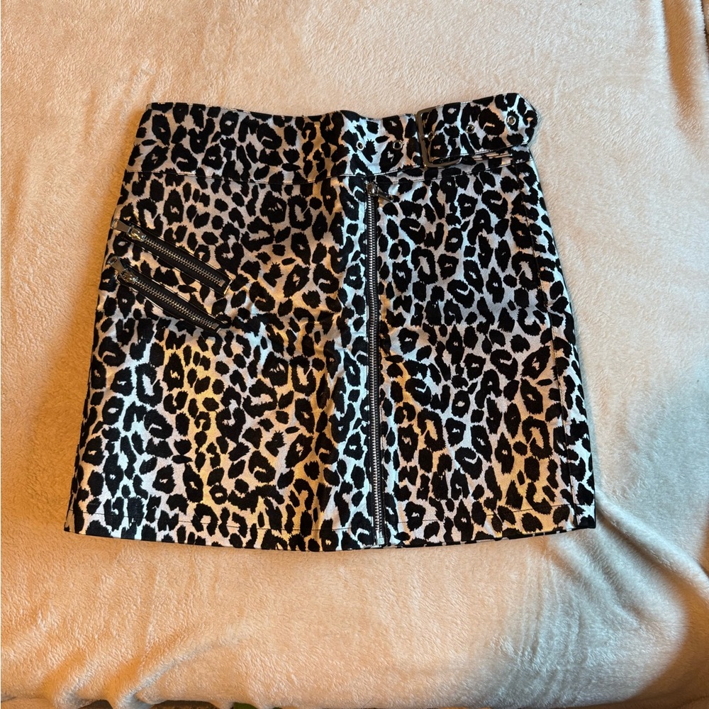 Leopard print skirt with belt and zipper details